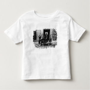 Kinder in einem London-Elendsviertel Kleinkind T-shirt