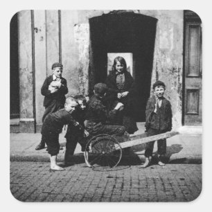 Kinder in einem Londoner Slum Quadratischer Aufkleber