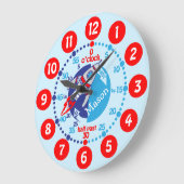 Kinder Jungen lernen, die Zeit blau zu erzählen, d Große Wanduhr (Winkel)