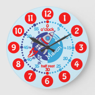 Kinder Jungen lernen, die Zeit blau zu erzählen, d Große Wanduhr