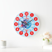 Kinder Jungen lernen, die Zeit blau zu erzählen, d Große Wanduhr (Zuhause)