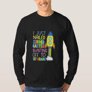 Kinder Kindergarten nagelte es in den ersten Gras T-Shirt