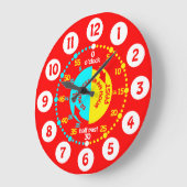 Kinder lernen, die Zeit mit hellroter Wanduhr zu e (Winkel)