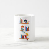 Kinder lesen Bücher auf einem Regal Kaffeetasse (Mittel)