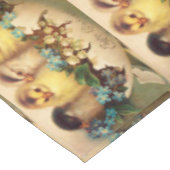 KINDER MIT BLUME IM OSTEREI TISCHDECKE (Schrägansicht)