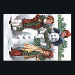 Kinder mit Holly Garland Snowman Poster<br><div class="desc">Zeit,  um das heilige Garland aufzuhängen! Dieses Weihnachtsbild zeigt Kinder,  die mit ihrem Freund,  dem Schneemann,  heilige Garnelen hängen. Es ist überall Schnee.</div>