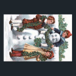 Kinder mit Holly Garland Snowman Poster<br><div class="desc">Zeit,  um das heilige Garland aufzuhängen! Dieses Weihnachtsbild zeigt Kinder,  die mit ihrem Freund,  dem Schneemann,  heilige Garnelen hängen. Es ist überall Schnee.</div>