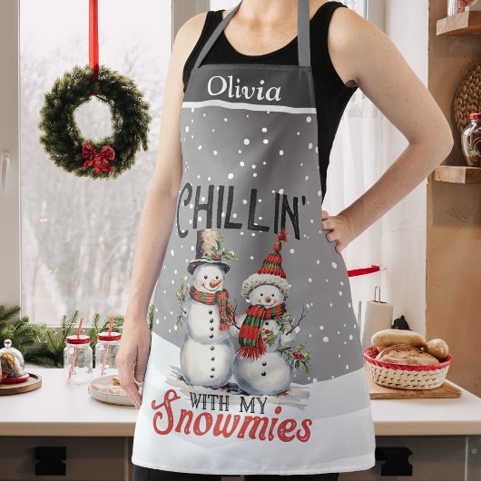 Kinder mit meiner Schneemasse, die einen Urlaub na Schürze