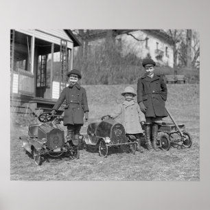 Kinder mit Pedalwagen, 1924. Vintages Foto Poster