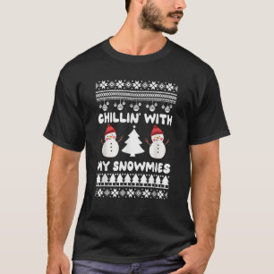 Kinder mit Schneemännern, die Weihnachtsmannmütze  T-Shirt