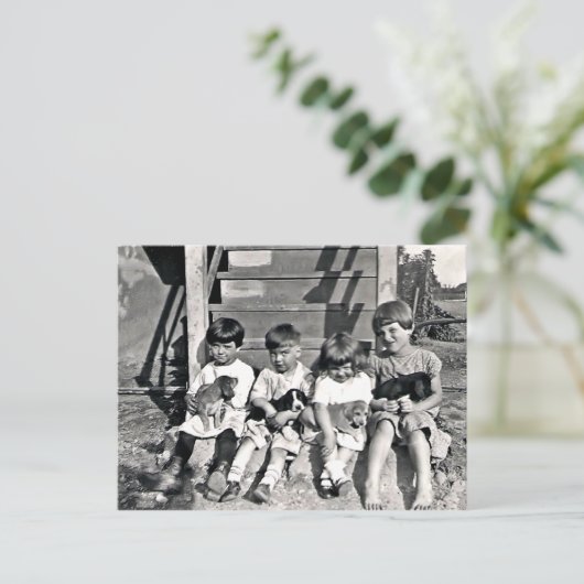 Kinder mit Welpen Postkarte (Stehend Vorderseite)