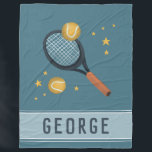 Kinder Niedlich Blue Tennis Sportboys Fleecedecke<br><div class="desc">Diese niedliche blaue Kinderdecke ist mit einem Sportdesign mit Tennisschläger,  Ball und Sternen ausgestattet. Die Decke kann in sportlicher Typografie mit Ihrem Jungennamen personalisiert werden. Das perfekte Geschenk für jeden Sportliebhaber!</div>