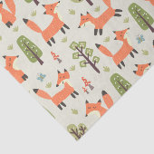 Kinder Niedliche glückliche Füchse spielen im Wald Seidenpapier (Ausschnitt)