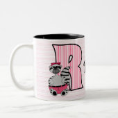 Kinder Pink Raccoon Monogramm Buchstaben R mit Nam Zweifarbige Tasse (Links)