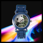 Kinder Riesenpanda, blaues Silikon-Gurtband Armbanduhr<br><div class="desc">Das Gesicht dieser niedlichen Panda-Armbanduhr ist mein Originalfoto aus Chengdu, China. Es ist ein bezaubernder Riese Panda, der Bambus isst. Was für ein großartiges Weihnachts- oder Geburtstagsgeschenk für ein Kind, das Pandas Lieben! Es kann mit dem Namen des Kindes personalisiert werden, oder Beispieltext kann gelöscht werden. Silicone Strap ist blau,...</div>