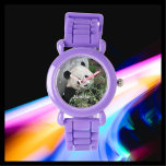 Kinder Riesenpanda, Lila Handgelenk Armbanduhr<br><div class="desc">Das Gesicht dieser niedlichen Panda-Armbanduhr ist mein Originalfoto aus Chengdu, China. Es ist ein bezaubernder Riese Panda, der Bambus isst. Was für ein großartiges Weihnachts- oder Geburtstagsgeschenk für ein Kind, das Pandas Lieben! Es kann mit dem Namen des Kindes personalisiert werden, oder Beispieltext kann gelöscht werden. Silikongurt ist lila, aber...</div>