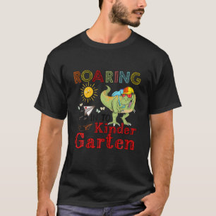 Kinder rotieren in den Kindergarten Dinosaurier T T-Shirt