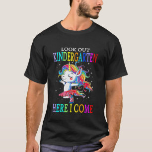 Kinder schauen aus dem Kindergarten, hier komme ic T-Shirt