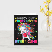 Kinder schauen sich den Kindergarten an, hier komm Karte (Gelbe Blume)