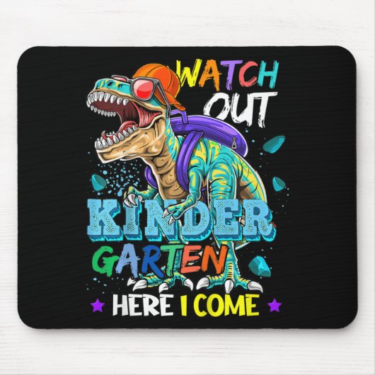 Kinder schauen sich den Kindergarten an, hier komm Mousepad (Vorne)