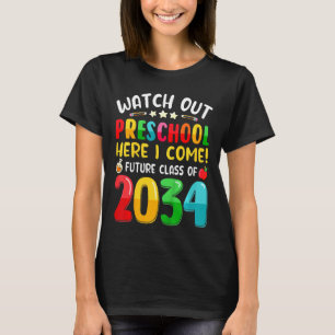 Kinder schauen sich die Vorschule an, hier komme i T-Shirt