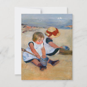 Kinder spielen am Strand 
