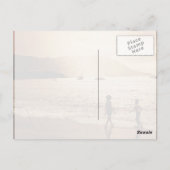 Kinder spielen am Strand in Sepia-Tönen Postkarte (Rückseite)