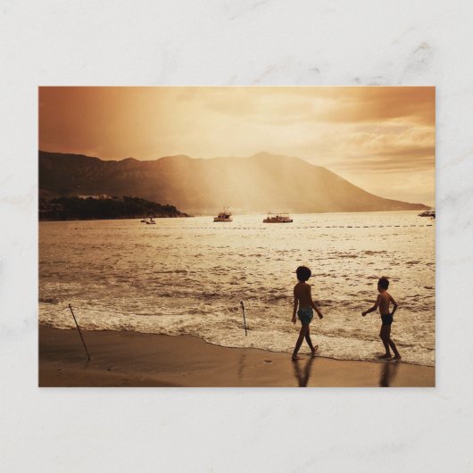 Kinder spielen am Strand in Sepia-Tönen Postkarte (Vorderseite)