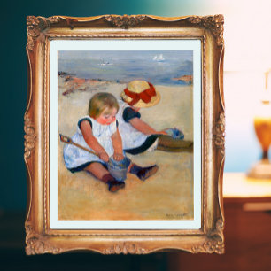 Kinder spielen am Strand  Poster
