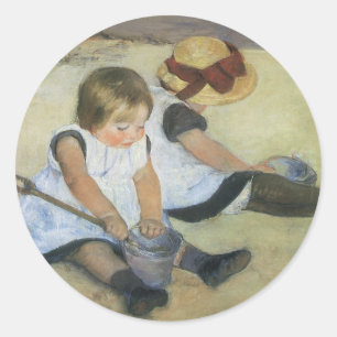 Kinder spielen am Strand von Mary Cassatt Runder Aufkleber