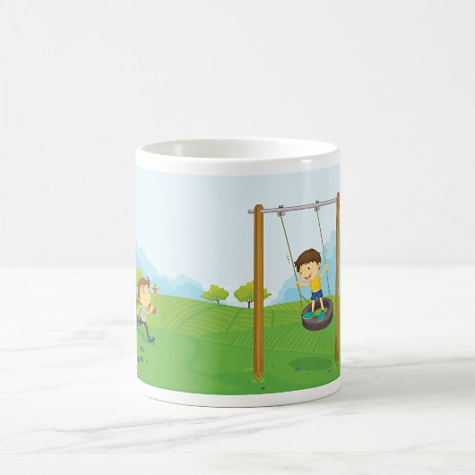 Kinder spielen auf einem Reifenschwingen Kaffeetasse