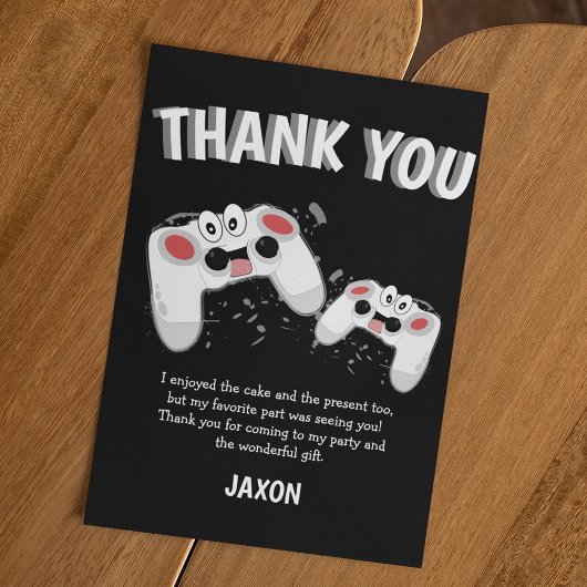 Kinder spielen dank Karte