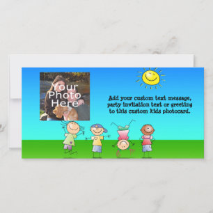 Kinder spielen draußen an einem sonnigen Tag