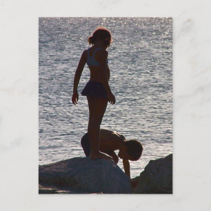 Kinder spielen entlang der Felsen, Divi SXM Postkarte