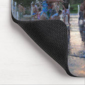 Kinder spielen in der Fontäne bei Sunset - Austin Mousepad (Ecke)
