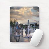 Kinder spielen in der Fontäne bei Sunset - Austin Mousepad (Mit Mouse)