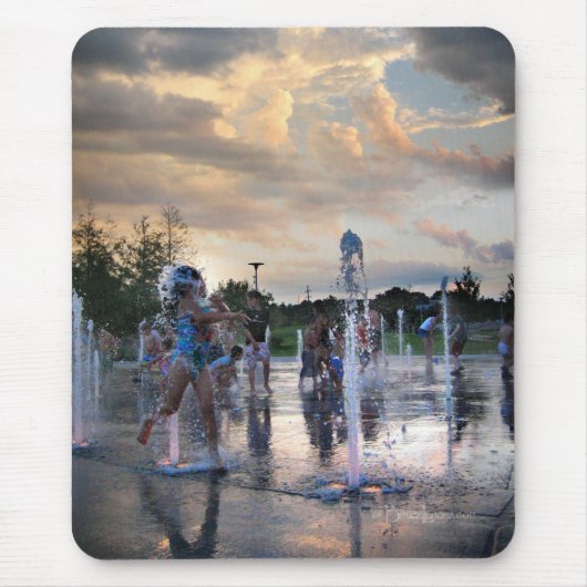 Kinder spielen in der Fontäne bei Sunset - Austin Mousepad (Vorne)