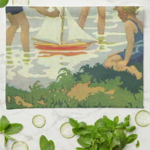 Kinder spielen mit Segelbootspielzeug am Sommertei Geschirrtuch