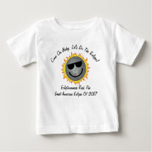 Kinder tun das Eklipse-Shirt
