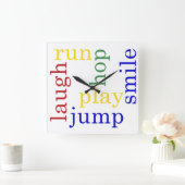 Kinder Uhr lachen, laufen, Hopfen, Lächeln, spring (Zuhause)