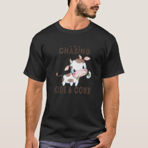 Kinder und Kühe jagen T-Shirt