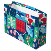 Kinder unter dem Weihnachtswerk des Meeres Große Geschenktüte (Rückseite Schrägansicht)