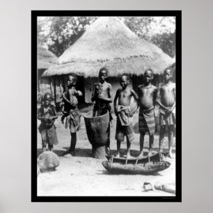 Kinder von einem gezähmten Dachhaus in Ostafrika 1 Poster