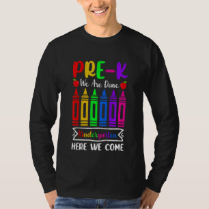Kinder vor K Wir sind Kindergarten hier kommen wir T-Shirt