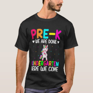 Kinder vor K Wir sind Kindergarten hier kommen wir T-Shirt