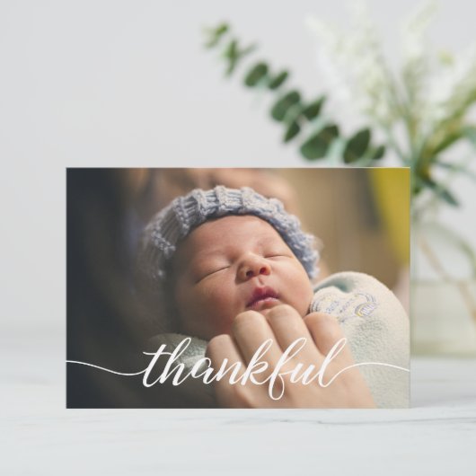 Kinderankündigung, Dankbares Script, weiß Einladung (Stehend Vorderseite)