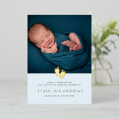 Kinderankündigung Modernes Babyfuß Folieneinladung (Stehend vorne)