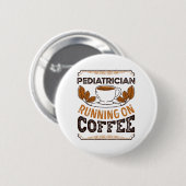 Kinderarzt, der auf Coffee Caffeine Gift läuft Button (Vorne & Hinten)