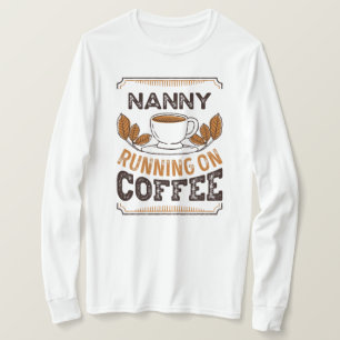 Kinderbetreuerin läuft auf Kaffee Koffein Geschenk T-Shirt