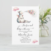 Kinderdrache mit Regenbogen-Blume in Aquarellfarbe Einladung (Stehend Vorderseite)